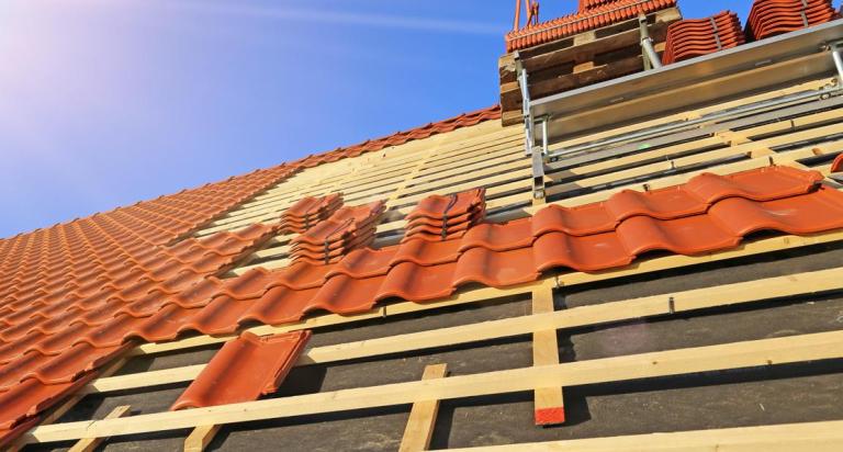 Rénovation de toiture à Brignoles, tuiles ou zinc, comment choisir ?