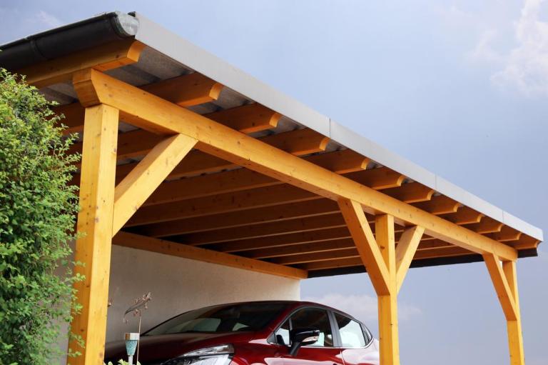 Le bois d'un carport doit résister au climat varois près de Brignoles